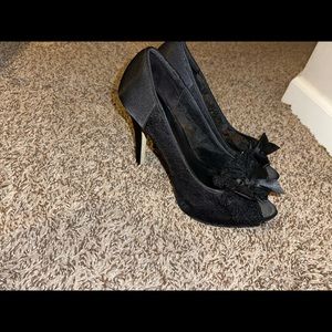 Black laced heels with bow